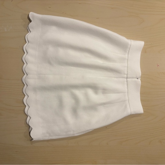 Club Monaco White Scalloped Hem Mini Skirt | Size 00 - Picture 6 of 9
